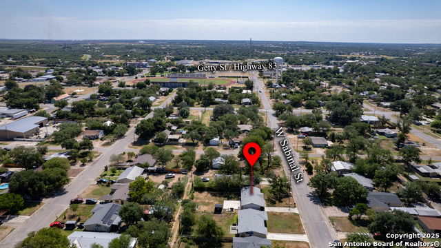 Listing photo id 18 for 208 Sabinal W