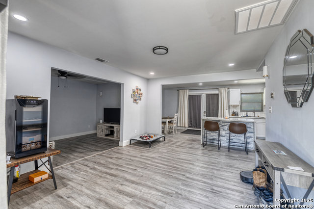 Listing photo id 1 for 208 Sabinal W