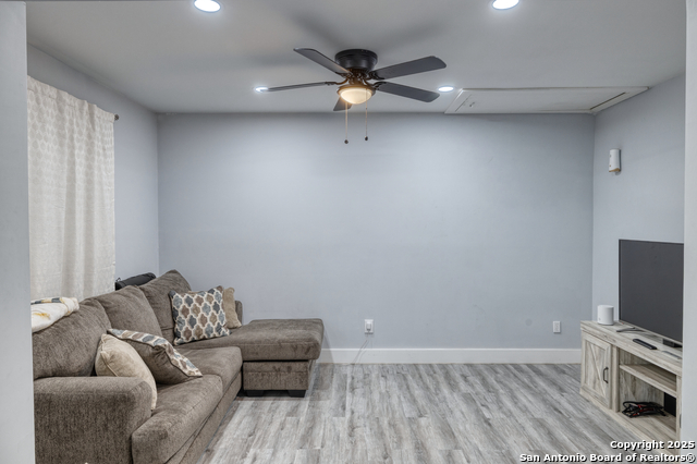 Listing photo id 2 for 208 Sabinal W