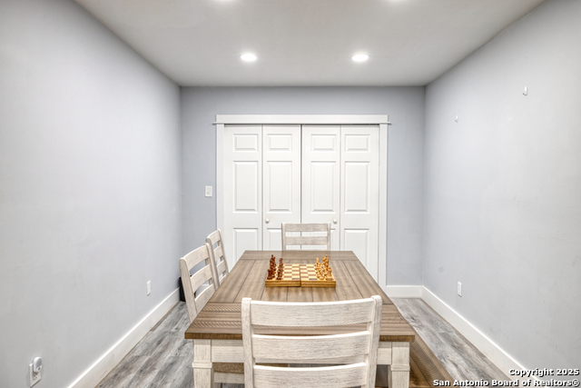 Listing photo id 3 for 208 Sabinal W