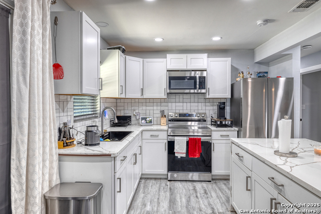 Listing photo id 4 for 208 Sabinal W