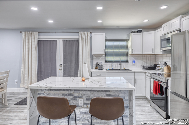 Listing photo id 5 for 208 Sabinal W
