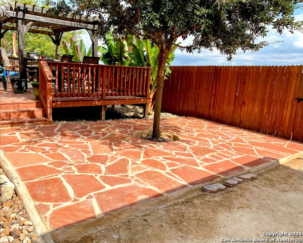 Listing photo id 18 for 449 Timber Creek