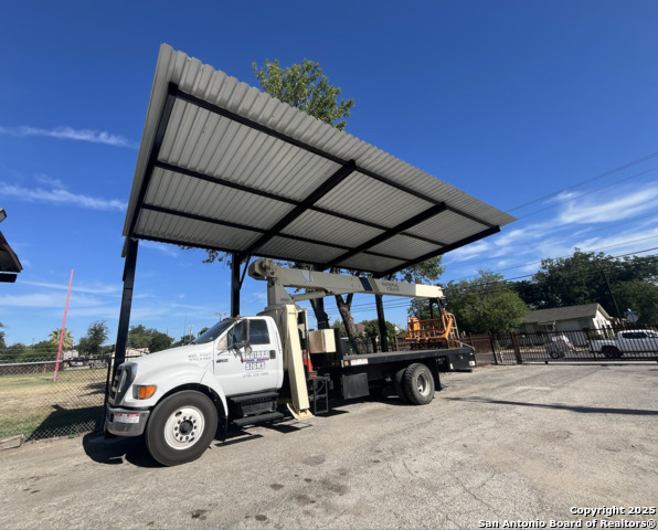 Listing photo id 2 for 5250 Commerce W