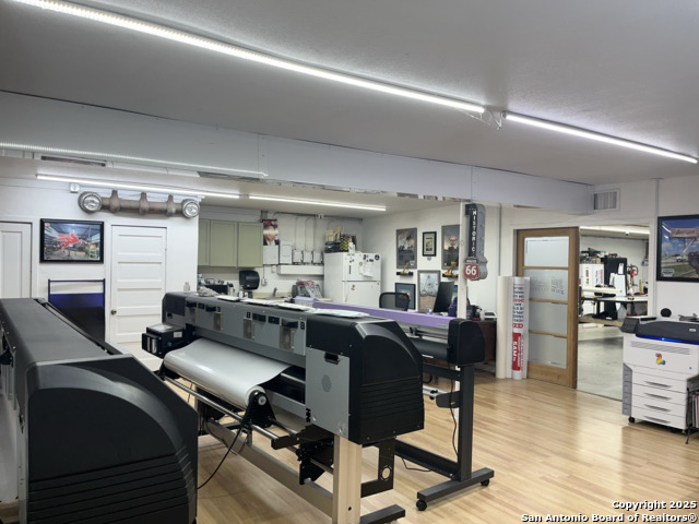 Listing photo id 3 for 5250 Commerce W