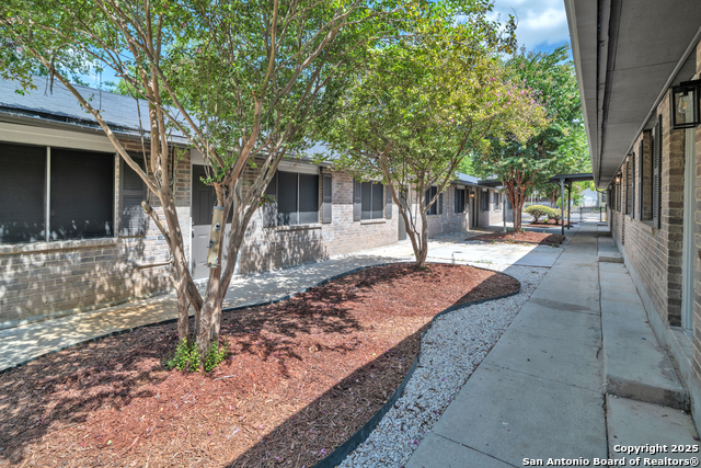 Image 3 of 28 For 408 Regina 3