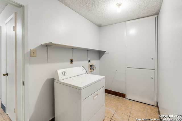 Listing photo id 11 for 7303 Roveen Trail