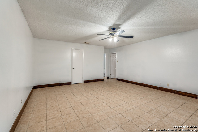 Listing photo id 12 for 7303 Roveen Trail