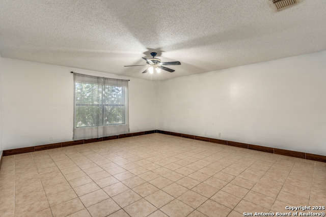 Listing photo id 13 for 7303 Roveen Trail