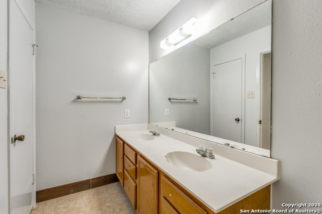 Listing photo id 15 for 7303 Roveen Trail