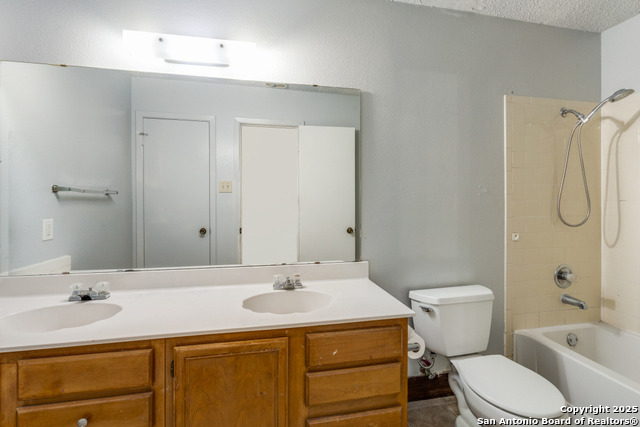 Listing photo id 16 for 7303 Roveen Trail