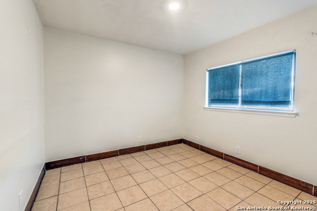 Listing photo id 17 for 7303 Roveen Trail