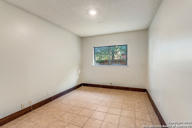 Listing photo id 18 for 7303 Roveen Trail
