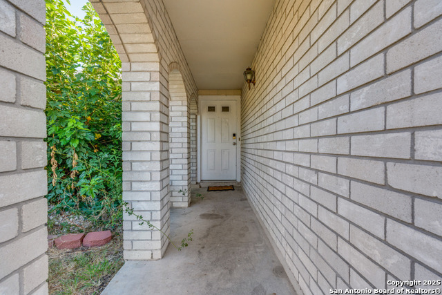 Listing photo id 2 for 7303 Roveen Trail