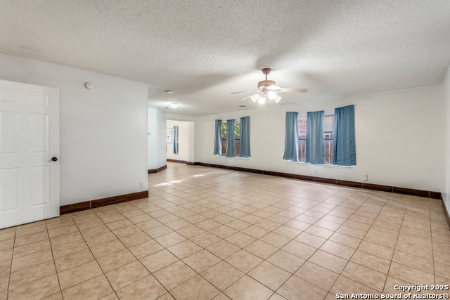 Listing photo id 3 for 7303 Roveen Trail