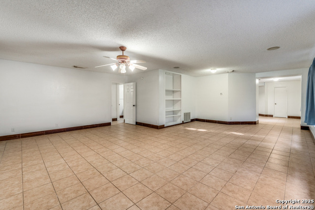 Listing photo id 4 for 7303 Roveen Trail