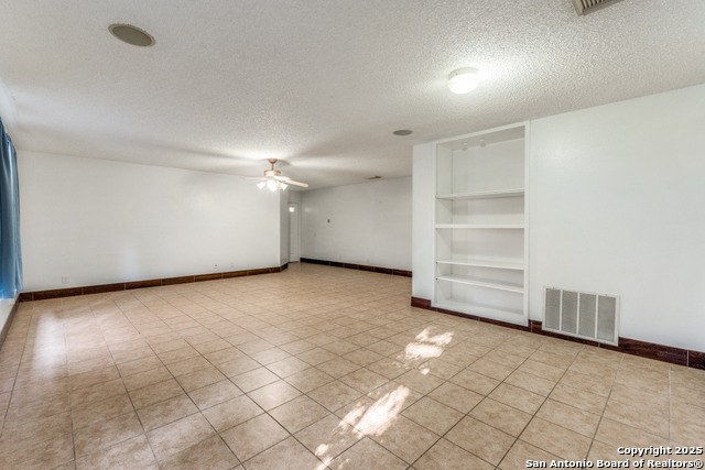 Listing photo id 5 for 7303 Roveen Trail