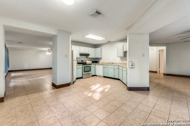 Listing photo id 7 for 7303 Roveen Trail