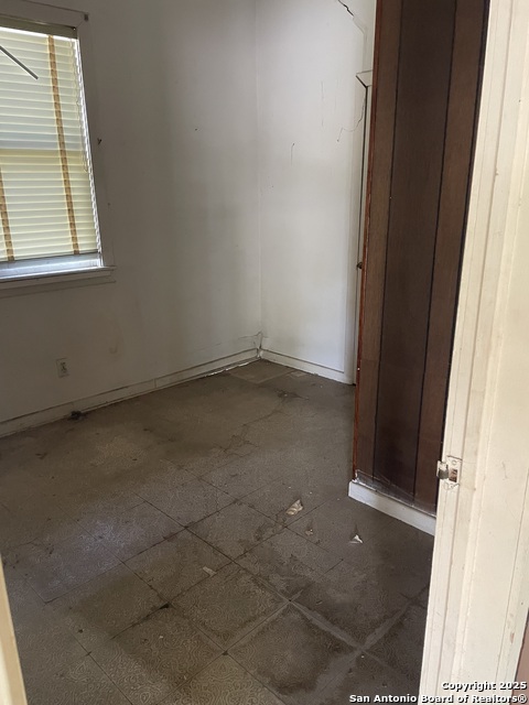 Listing photo id 2 for 120 Stace  