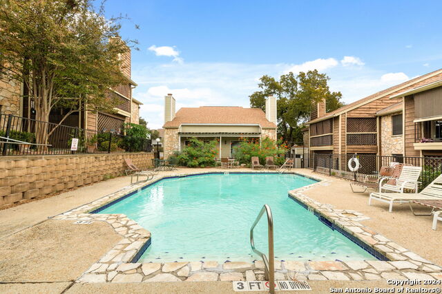 Listing photo id 11 for 11520 Huebner Rd  102