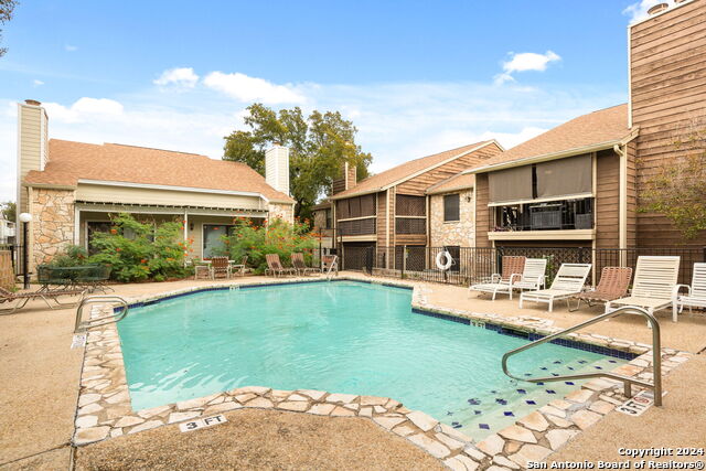 Listing photo id 12 for 11520 Huebner Rd  102