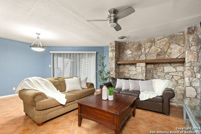 Listing photo id 0 for 11520 Huebner Rd  102