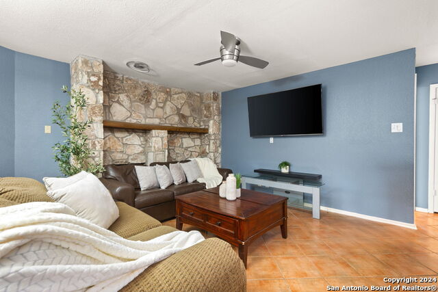 Listing photo id 1 for 11520 Huebner Rd  102