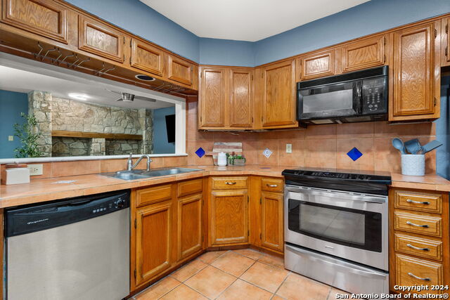 Listing photo id 2 for 11520 Huebner Rd  102