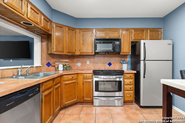 Listing photo id 3 for 11520 Huebner Rd  102