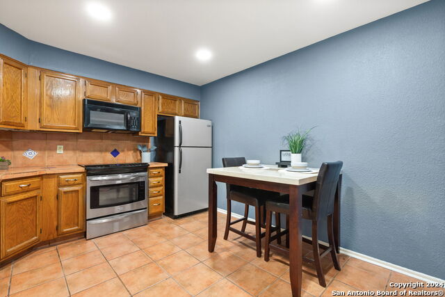 Listing photo id 4 for 11520 Huebner Rd  102