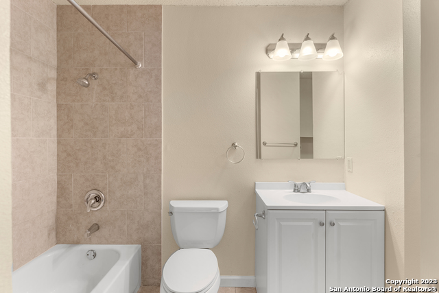 Listing photo id 9 for 4107 Sunrise Glade Dr