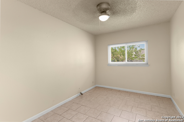 Listing photo id 11 for 4107 Sunrise Glade Dr