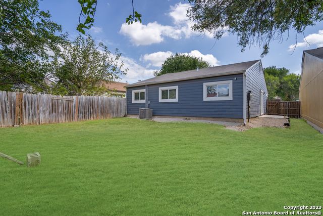 Listing photo id 13 for 4107 Sunrise Glade Dr