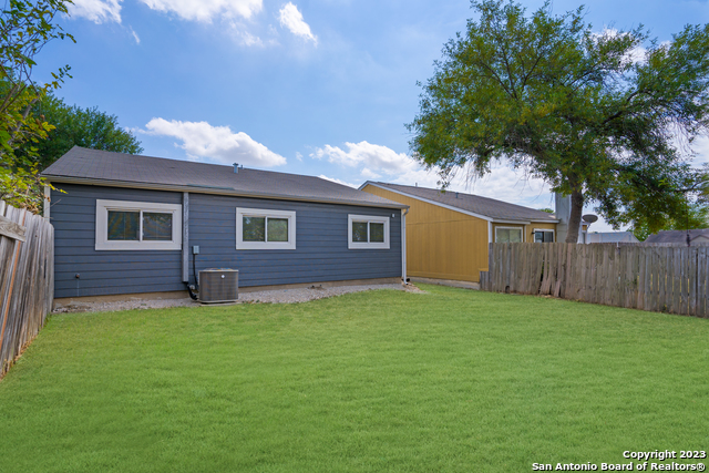 Listing photo id 14 for 4107 Sunrise Glade Dr