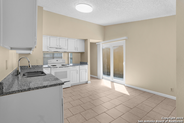 Listing photo id 2 for 4107 Sunrise Glade Dr