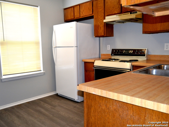 Image 4 of 13 For 8911 Fall River