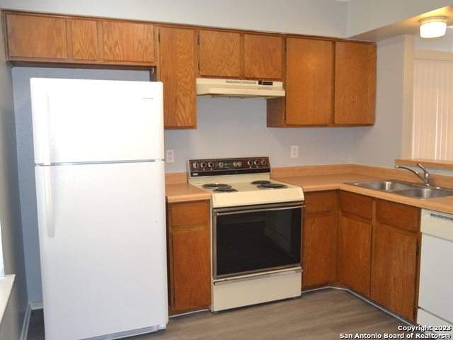 Image 5 of 13 For 8911 Fall River