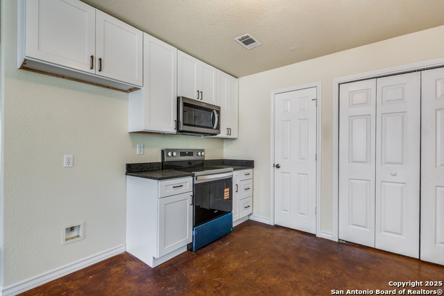 Image 17 of 29 For 807 Heinen  