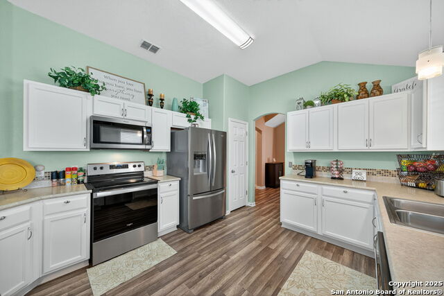 Listing photo id 8 for 7914 Brinson Court