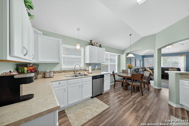 Listing photo id 9 for 7914 Brinson Court