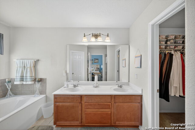 Listing photo id 15 for 7914 Brinson Court