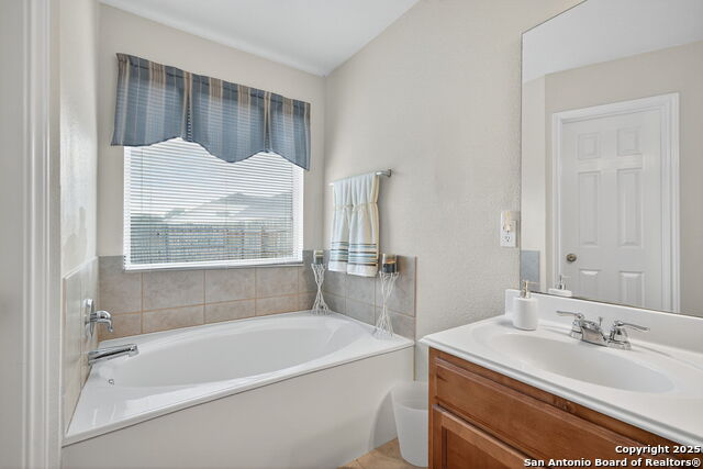 Listing photo id 16 for 7914 Brinson Court