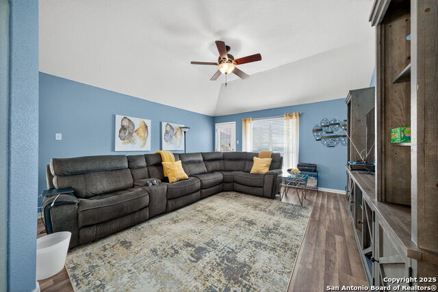 Listing photo id 3 for 7914 Brinson Court