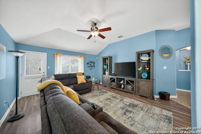 Listing photo id 4 for 7914 Brinson Court