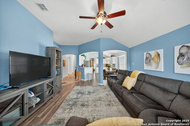 Listing photo id 6 for 7914 Brinson Court