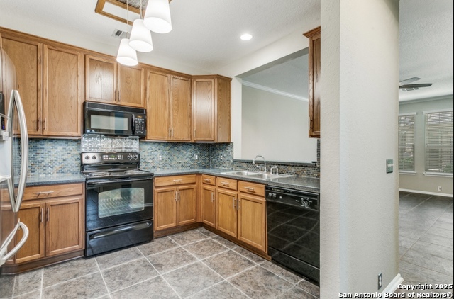Listing photo id 4 for 2559 Grayson 2559