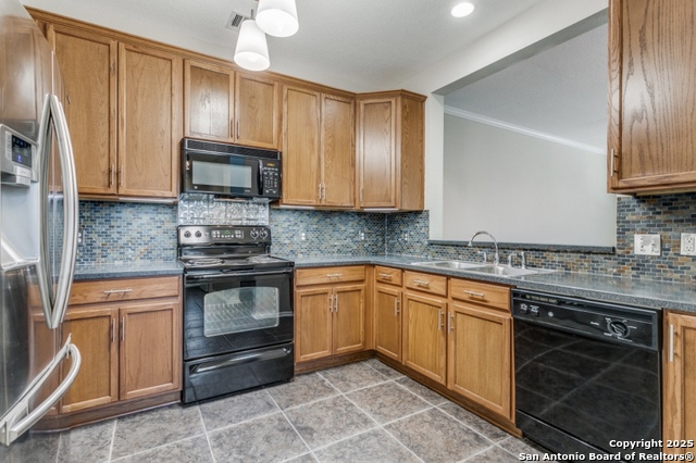 Listing photo id 5 for 2559 Grayson 2559