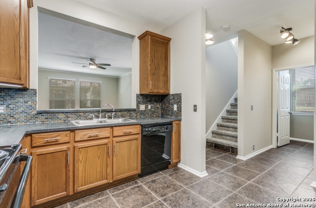 Listing photo id 7 for 2559 Grayson 2559