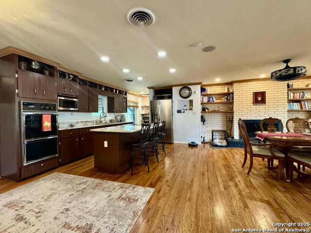 Listing photo id 2 for 2102 Parhaven