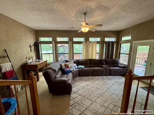 Listing photo id 4 for 2102 Parhaven